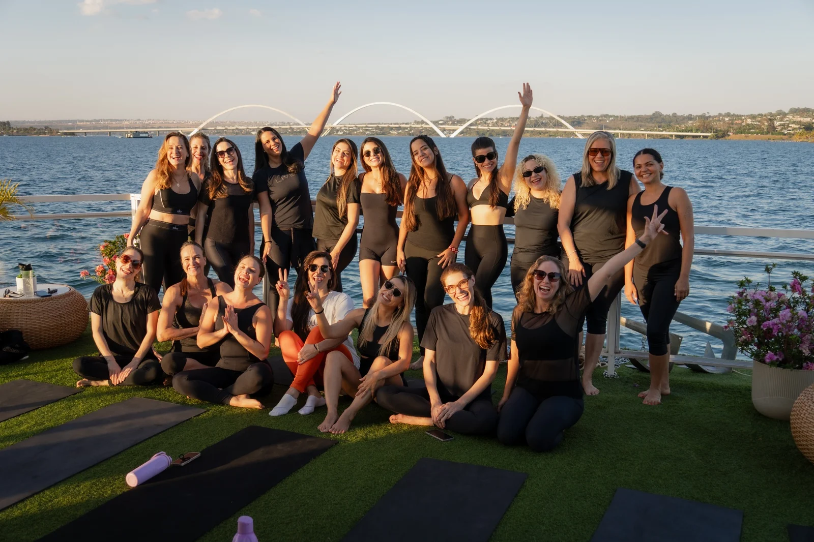 Grupo em experiência Fióra no barco